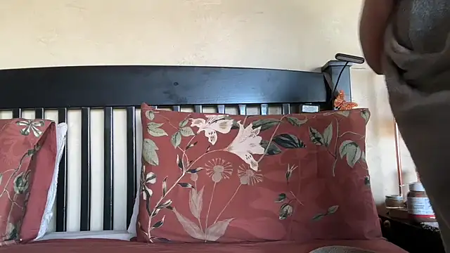 Snapshot of SophieStarShine chatting on 10-28-25, 02:31 SophieStarShine online show from 10-28-25, 02:31