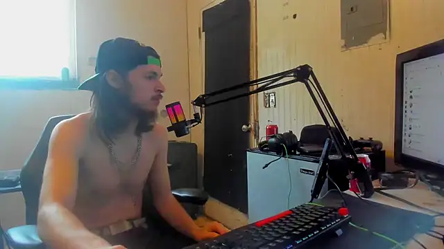 Snapshot of nuttyking2022 chatting on 02-04-25, 06:06 nuttyking2022 online show from 02-04-25, 06:06