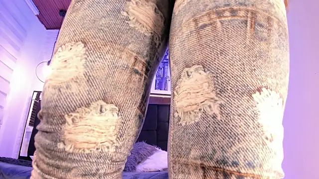 tylla  online show from 11-21-25, 04:00