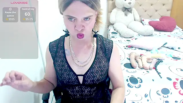 Snapshot of Dolldirtyxxx chatting on 09-10-25, 04:45 Dolldirtyxxx online show from 09-10-25, 04:45
