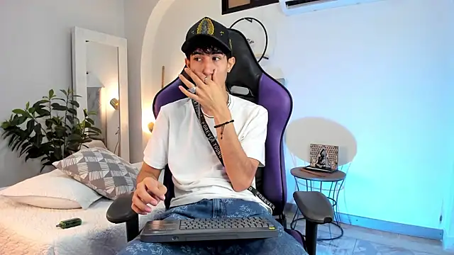 Snapshot of NovaaWheler chatting on 02-11-25, 04:44 NovaaWheler online show from 02-11-25, 04:44