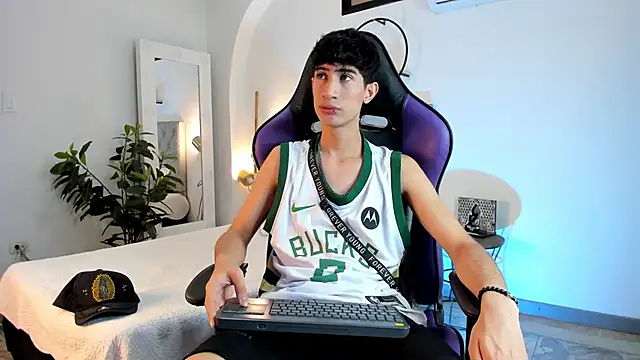 Snapshot of NovaaWheler chatting on 02-12-25, 12:44 NovaaWheler online show from 02-12-25, 12:44