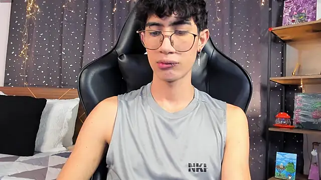 Snapshot of NovaaWheler chatting on 02-19-25, 12:55 NovaaWheler online show from 02-19-25, 12:55