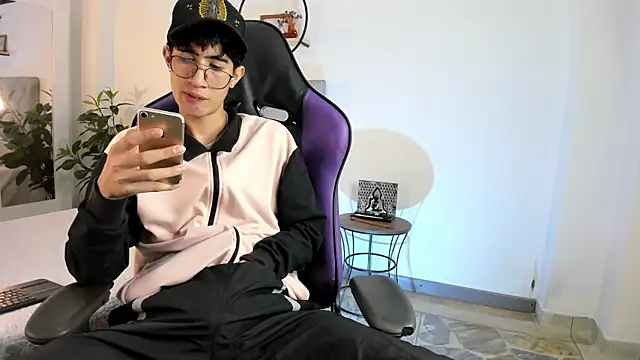 Snapshot of NovaaWheler chatting on 02-20-25, 04:07 NovaaWheler online show from 02-20-25, 04:07