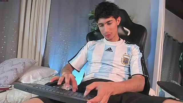 Snapshot of NovaaWheler chatting on 09-20-25, 01:23 NovaaWheler online show from 09-20-25, 01:23