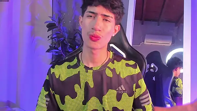 Snapshot of NovaaWheler chatting on 09-21-25, 07:04 NovaaWheler online show from 09-21-25, 07:04