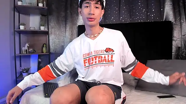 Snapshot of NovaaWheler chatting on 11-12-25, 08:30 NovaaWheler online show from 11-12-25, 08:30