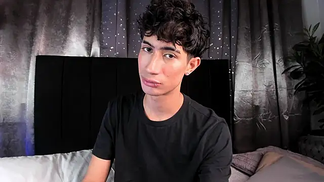 Snapshot of NovaaWheler chatting on 11-13-25, 08:19 NovaaWheler online show from 11-13-25, 08:19