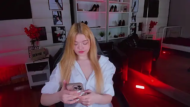 Snapshot of AdeleCartier chatting on 02-13-25, 01:19 AdeleCartier online show from 02-13-25, 01:19