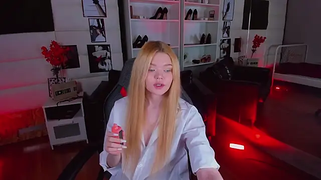 Snapshot of AdeleCartier chatting on 02-13-25, 04:22 AdeleCartier online show from 02-13-25, 04:22