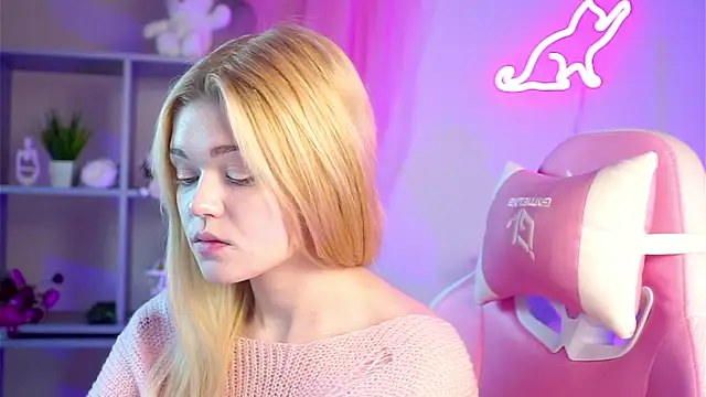 Snapshot of AdeleCartier chatting on 03-17-25, 10:06 AdeleCartier online show from 03-17-25, 10:06