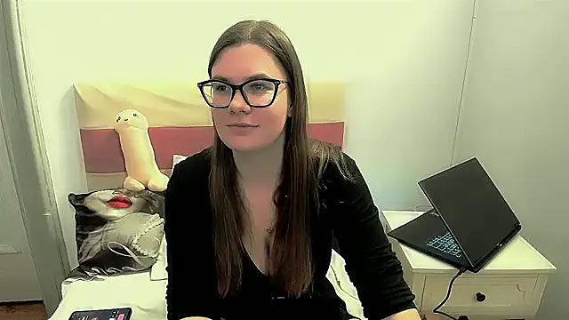 Snapshot of CarolineFlirt chatting on 11-05-25, 04:07 CarolineFlirt online show from 11-05-25, 04:07