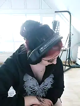 Snapshot of Gamergirl-Linela chatting on 03-18-25, 04:15 Gamergirl-Linela online show from 03-18-25, 04:15