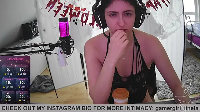 Snapshot of Gamergirl-Linela chatting on 10-24-25, 12:12 Gamergirl-Linela online show from 10-24-25, 12:12