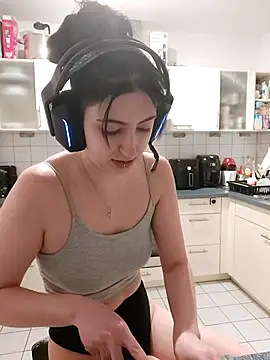 Snapshot of Gamergirl-Linela chatting on 11-21-25, 06:17 Gamergirl-Linela online show from 11-21-25, 06:17