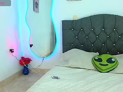 Vickyallien online show from 02-25-25, 04:00