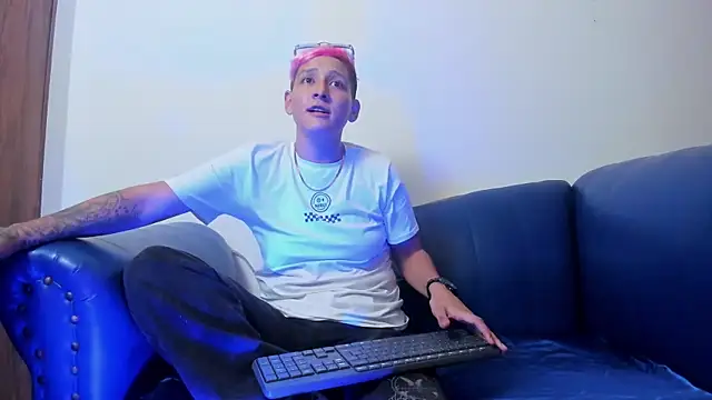 Snapshot of Brianna_Hard chatting on 10-01-25, 04:18 Brianna Hard online show from 10-01-25, 04:18