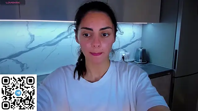Snapshot of EmiliaZen chatting on 06-15-26, 07:05 EmiliaZen online show from 06-15-26, 07:05