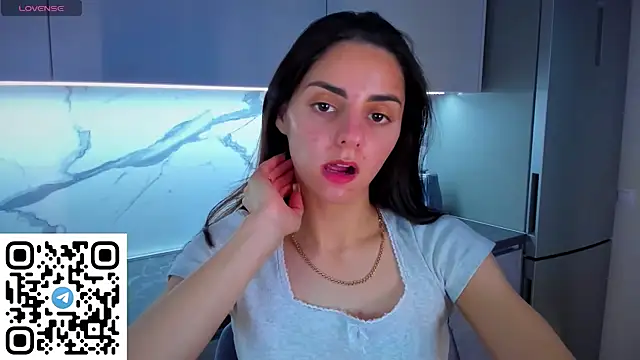 Snapshot of EmiliaZen chatting on 06-29-26, 06:19 EmiliaZen online show from 06-29-26, 06:19