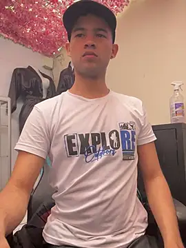 Snapshot of Twink_X chatting on 02-16-25, 07:27 Twink X online show from 02-16-25, 07:27