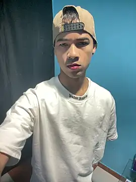 Snapshot of Twink_X chatting on 02-17-25, 11:53 Twink X online show from 02-17-25, 11:53