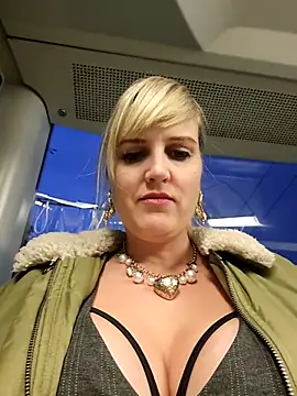 Snapshot of Sexybiene969 chatting on 10-15-25, 04:29 Sexybiene969 online show from 10-15-25, 04:29