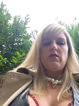 Snapshot of Sexybiene969 chatting on 10-22-25, 02:06 Sexybiene969 online show from 10-22-25, 02:06