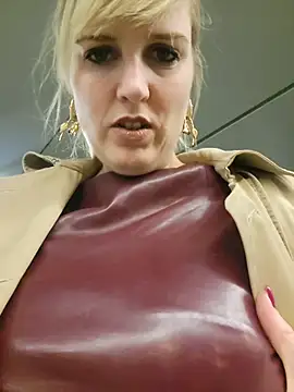 Snapshot of Sexybiene969 chatting on 10-29-25, 05:14 Sexybiene969 online show from 10-29-25, 05:14