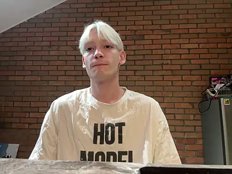 Snapshot of Julian_wins chatting on 02-07-25, 11:23 Julian wins online show from 02-07-25, 11:23