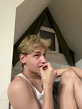 Snapshot of Julian_wins chatting on 03-21-25, 03:02 Julian wins online show from 03-21-25, 03:02