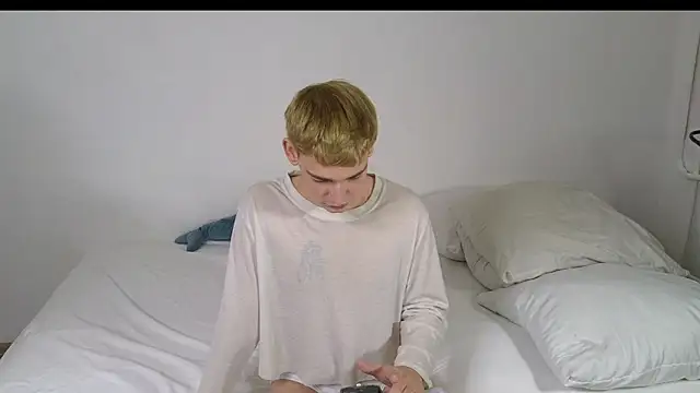 Snapshot of Julian_wins chatting on 02-06-26, 04:54 Julian wins online show from 02-06-26, 04:54