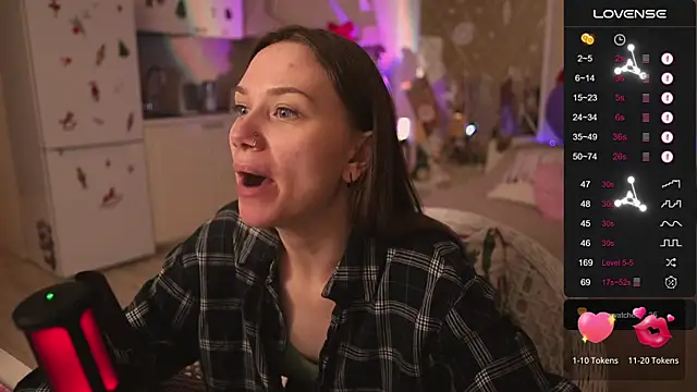 Snapshot of alexa_feels_ chatting on 12-21-25, 04:58 alexa feels online show from 12-21-25, 04:58