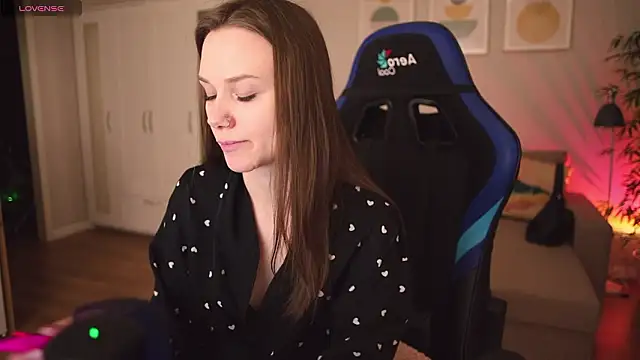 Snapshot of alexa_feels_ chatting on 02-27-26, 04:18 alexa feels online show from 02-27-26, 04:18