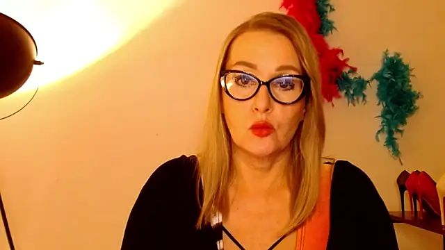 Snapshot of leaxSTAR chatting on 03-18-25, 05:53 leaxSTAR online show from 03-18-25, 05:53