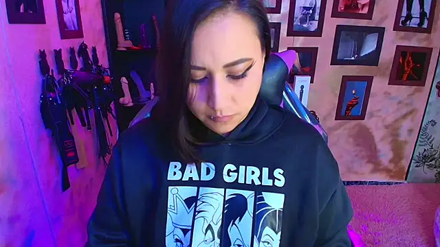 Snapshot of cherryy_bombshelll chatting on 10-28-25, 04:53 cherryy bombshelll online show from 10-28-25, 04:53