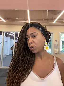 Snapshot of dianagolley420 chatting on 02-12-25, 03:05 dianagolley420 online show from 02-12-25, 03:05