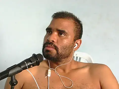 Snapshot of YOX22 chatting on 03-08-26, 08:01 YOX22 online show from 03-08-26, 08:01