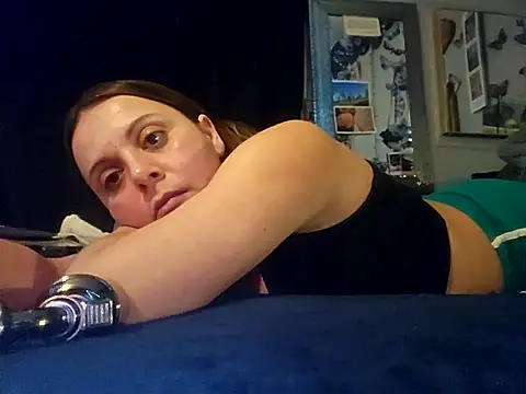 Snapshot of ShysluutGia chatting on 11-23-25, 01:22 ShysluutGia online show from 11-23-25, 01:22