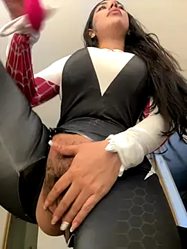 Snapshot of KarolVega- chatting on 10-31-25, 03:02 KarolVega- online show from 10-31-25, 03:02