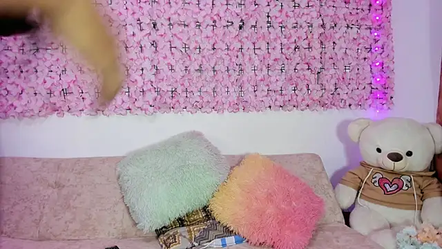 Snapshot of Lynda_Bonnie chatting on 11-03-25, 01:45 Lynda Bonnie online show from 11-03-25, 01:45