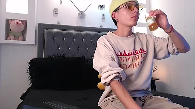 Snapshot of MaikyCooper chatting on 03-05-25, 04:34 MaikyCooper online show from 03-05-25, 04:34