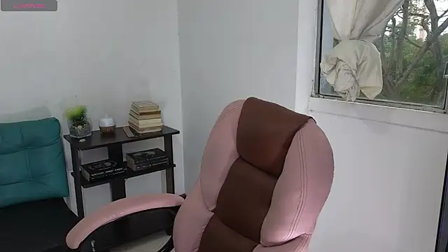 Snapshot of atenea_02_love chatting on 05-25-26, 10:05 atenea 02 love online show from 05-25-26, 10:05