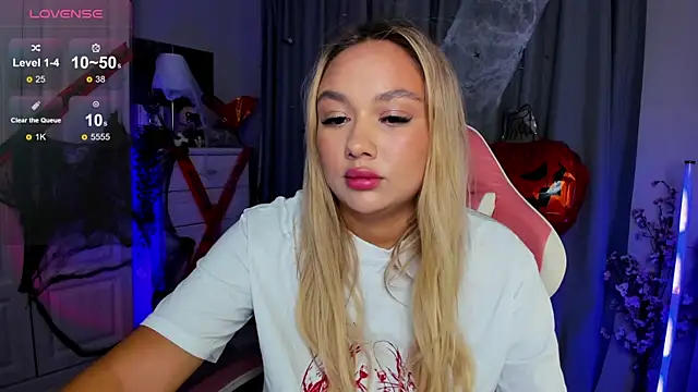 Snapshot of _Loneve__ chatting on 10-30-25, 01:45  Loneve   online show from 10-30-25, 01:45