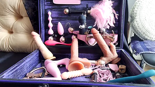 Chanel Noire online show from 03-05-25, 01:17