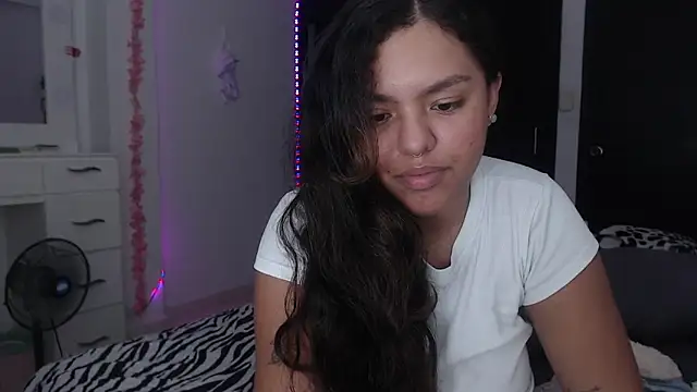 Snapshot of Anitta_bell chatting on 02-10-25, 08:31 Anitta bell online show from 02-10-25, 08:31