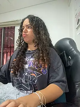 Snapshot of Anitta_bell chatting on 02-13-25, 01:15 Anitta bell online show from 02-13-25, 01:15