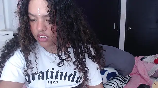 Snapshot of Anitta_bell chatting on 02-14-25, 12:51 Anitta bell online show from 02-14-25, 12:51