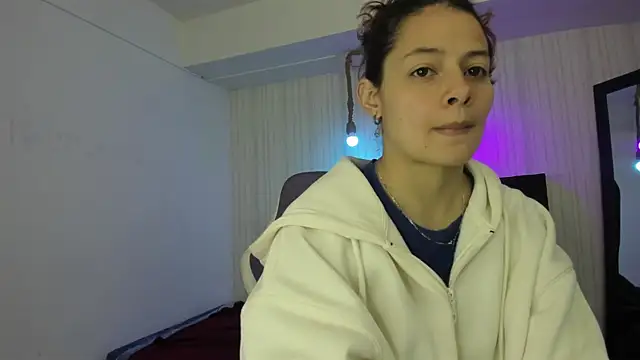 Snapshot of nicky_angel1 chatting on 05-21-26, 04:47 nicky angel1 online show from 05-21-26, 04:47