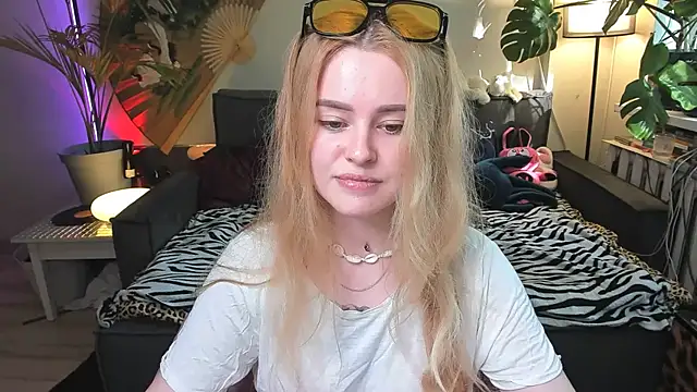 Alexa Pirs online show from 05-25-26, 02:45