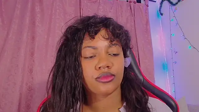 Snapshot of Daphnewalker__ chatting on 12-19-25, 10:55 Daphnewalker online show from 12-19-25, 10:55